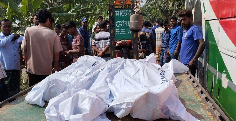 মঠবাড়িয়ায় ঈদ উপহার নিয়ে যাওয়ার পথে প্রাণ গেল ৩ ভাইয়ের