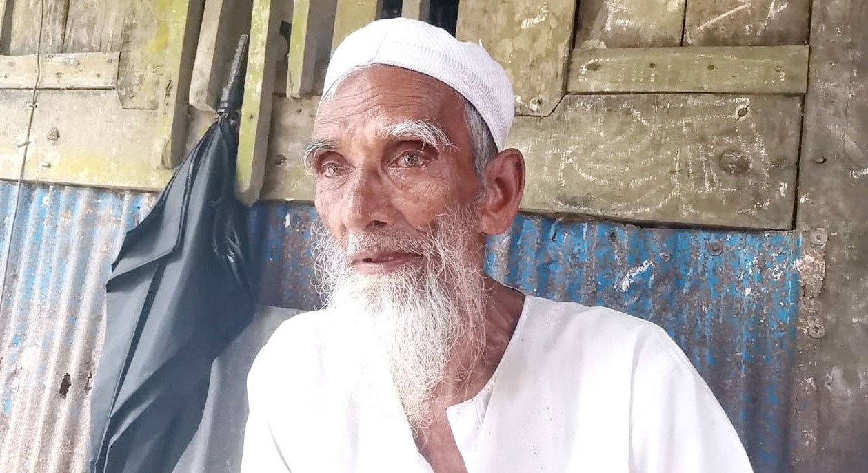 মঠবাড়িয়ায় বিয়ের দাবিতে ৭৫ বছরের বৃদ্ধের অনশন