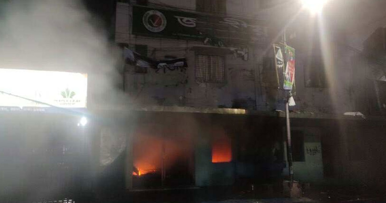 জাতীয় পার্টির কেন্দ্রীয় কার্যালয়ে হামলা ভাংচুর-অগ্নিসংযোগ
