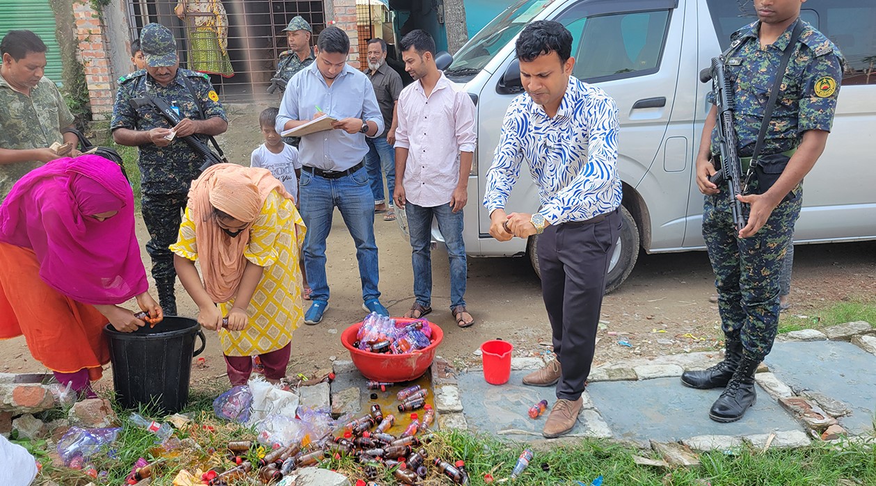 পাবনায় নকল কোমল পানীয় কারখানাকে জরিমানা