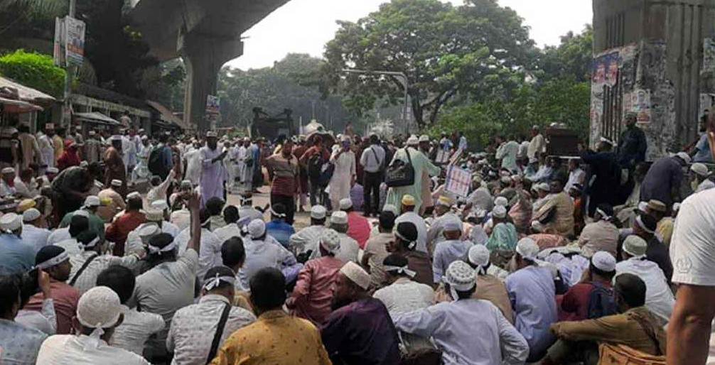 পল্টনের সড়কে ইবতেদায়ি শিক্ষকদের অবস্থান, যান চলাচল বন্ধ