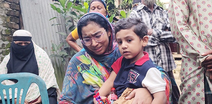 শত মানুষের ভিড়ে বাবাকে খুঁজছে কালামের দুই অবুঝ সন্তান