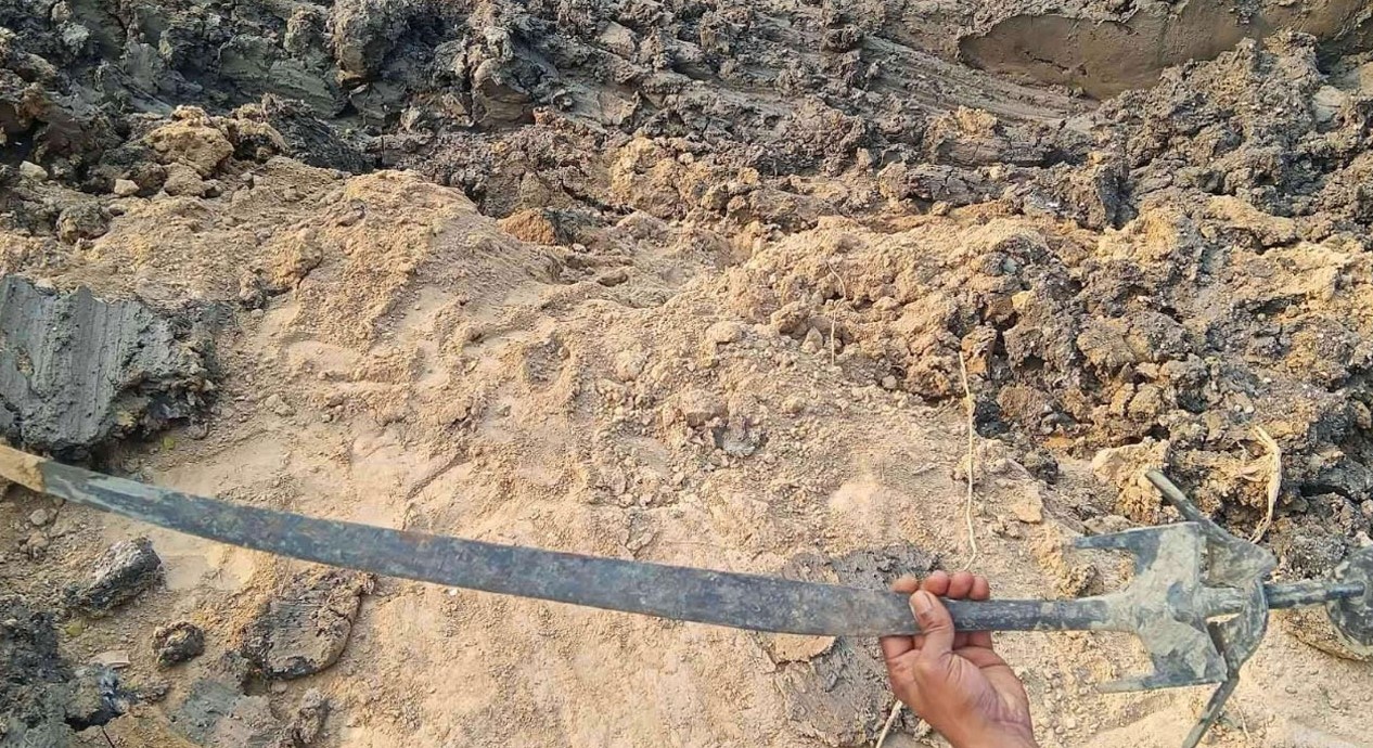 শালিখায় নদী থেকে উদ্ধার মুঘল আমলের তরবারি 