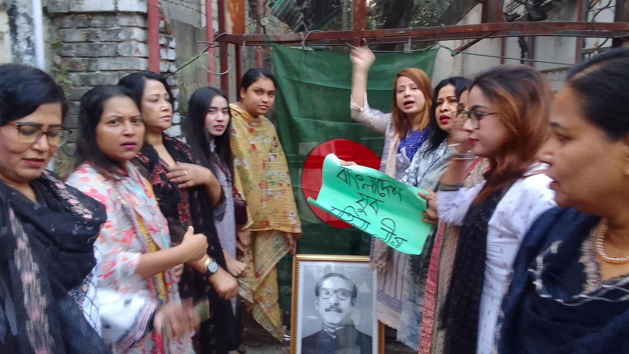 আওয়ামী লীগের ধানমন্ডি কার্যালয়ে মহিলা লীগ নেত্রীদের স্লোগান