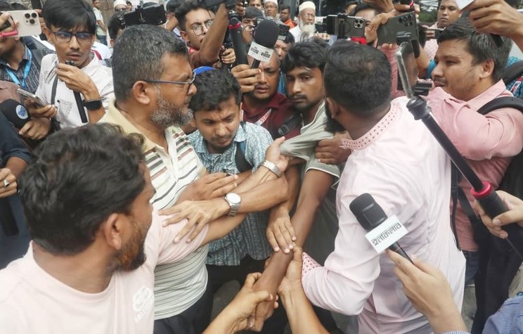 ধানমন্ডি ৩২-এ সাংবাদিকদের ওপর জামায়াতের হামলা