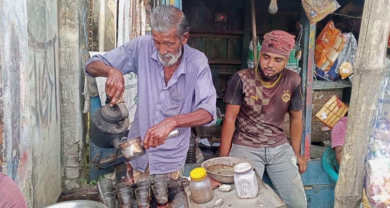 ২০ বছর ধরে দুই টাকায় চা বিক্রি করছেন চুয়াডাঙ্গার লতিফ শাহ