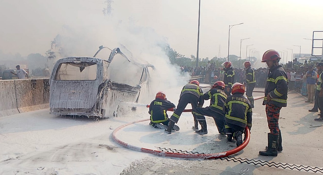 সিরাজদিখান এক্সপ্রেসওয়েতে চলন্ত অ্যাম্বুলেন্সে আগুন