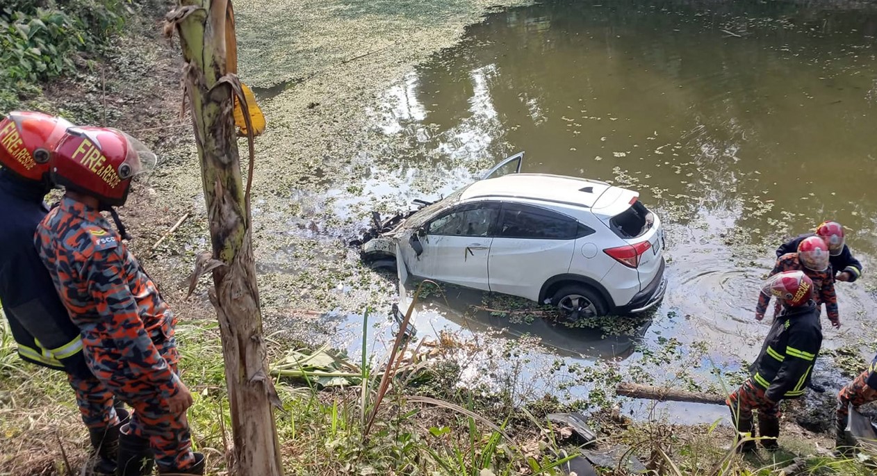 ভাঙ্গায় ট্রেনের ধাক্কায় প্রাইভেটকার খাদে