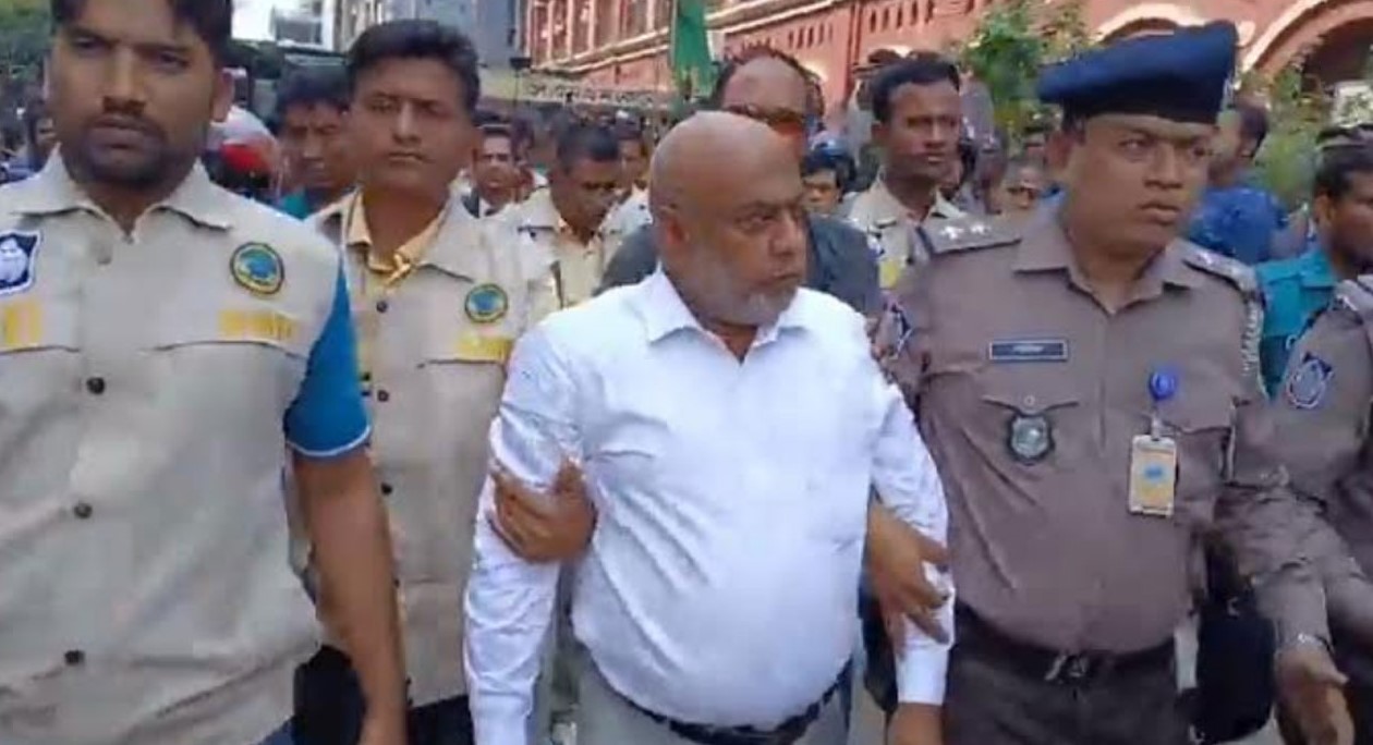 বরিশালে এজলাসে হট্টগোলের ঘটনায় আইনজীবী সমিতির সভাপতি গ্রেপ্তার