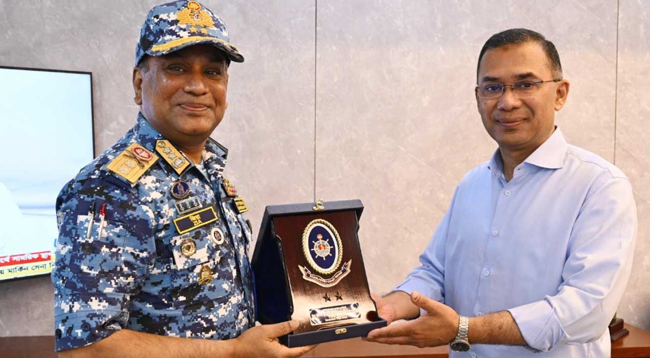 প্রধানমন্ত্রীর সঙ্গে কোস্টগার্ডের মহাপরিচালকের সাক্ষাৎ