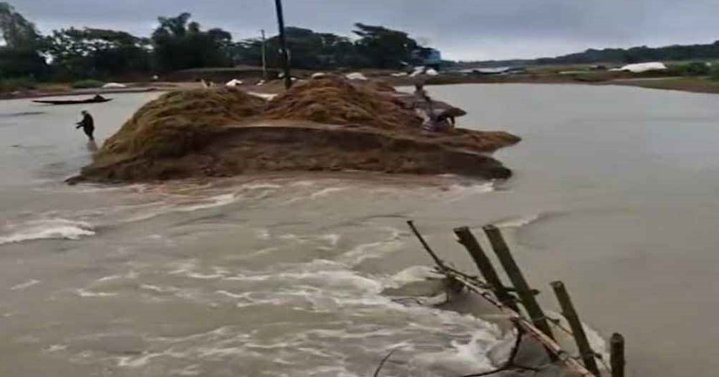 সুনামগঞ্জে হাওরের বাঁধ ভেঙে তলিয়ে গেছে জমির ফসল