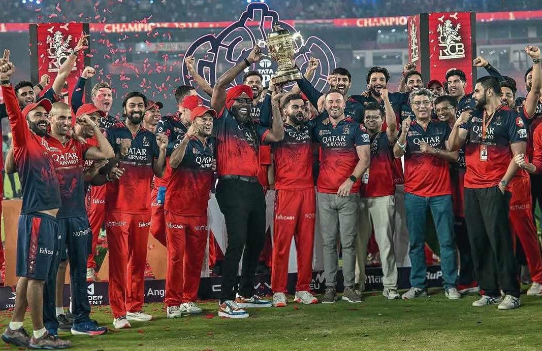 দুই কিংবদন্তিকে সঙ্গে রেখে শিরোপা নিলেন বিরাট কোহলি