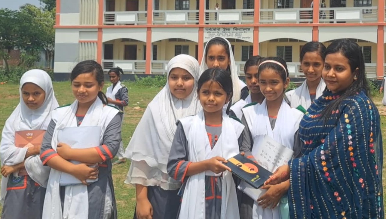 শিক্ষার্থীদের মাঝে শিক্ষকের প্রথম প্রকাশিত বই বিতরণ 
