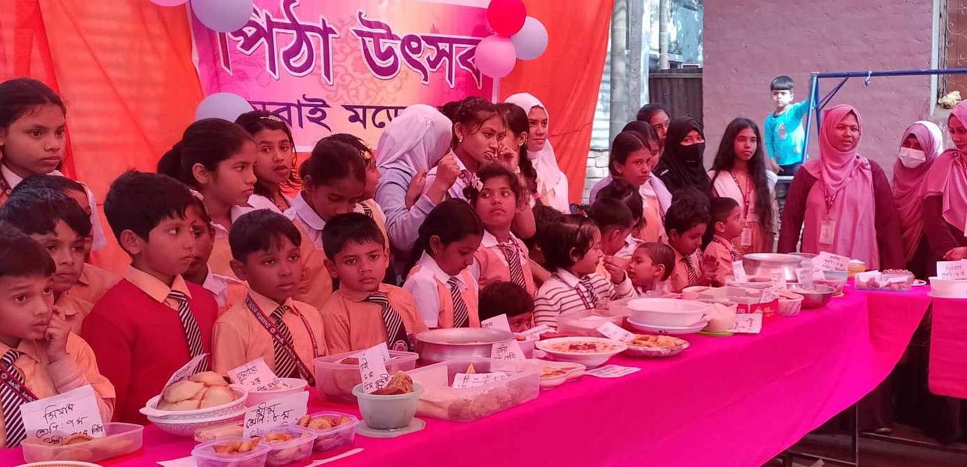 ধামরাই মডেল স্কুল এন্ড কলেজে পিঠা উৎসব