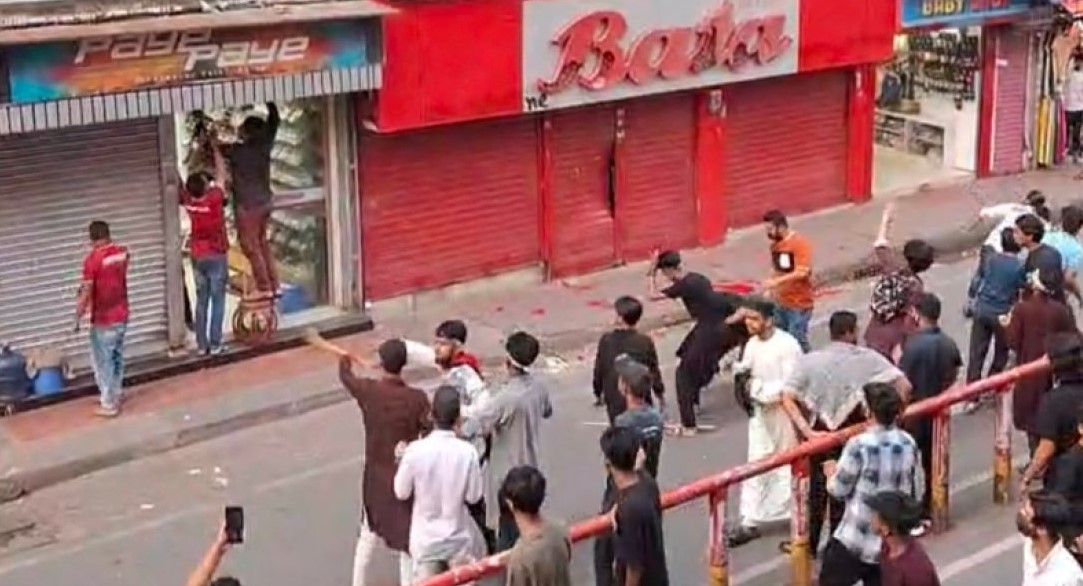 বাটা শোরুম লুটপাটের পর জুতা বিক্রির জন্য ফেসবুকে বিজ্ঞাপন