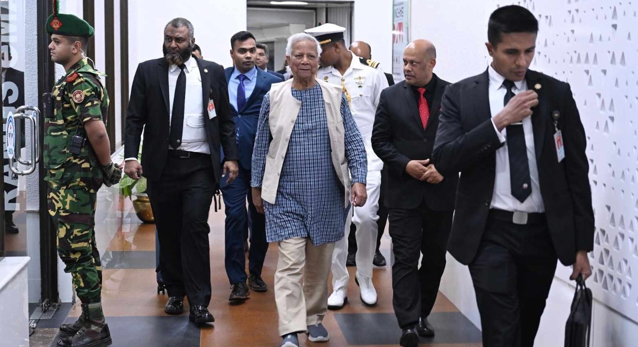 দেশে ফিরলেন ড. ইউনূস