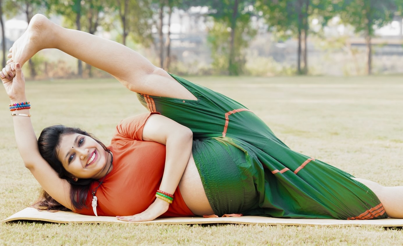 বসে বসেই যেভাবে পেটের মেদ কমানো যায়