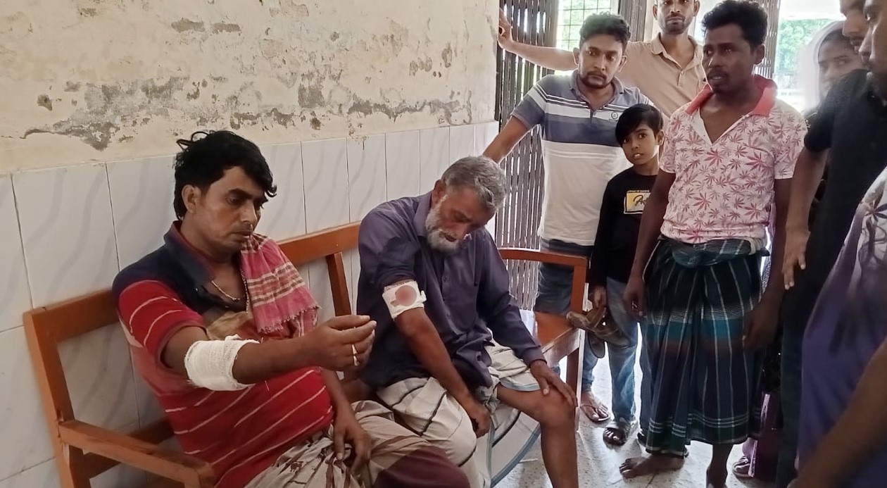 পাবনায় ৮ কৃষককে পিটিয়ে জখম, দুই গরু লুট করে পিকনিক