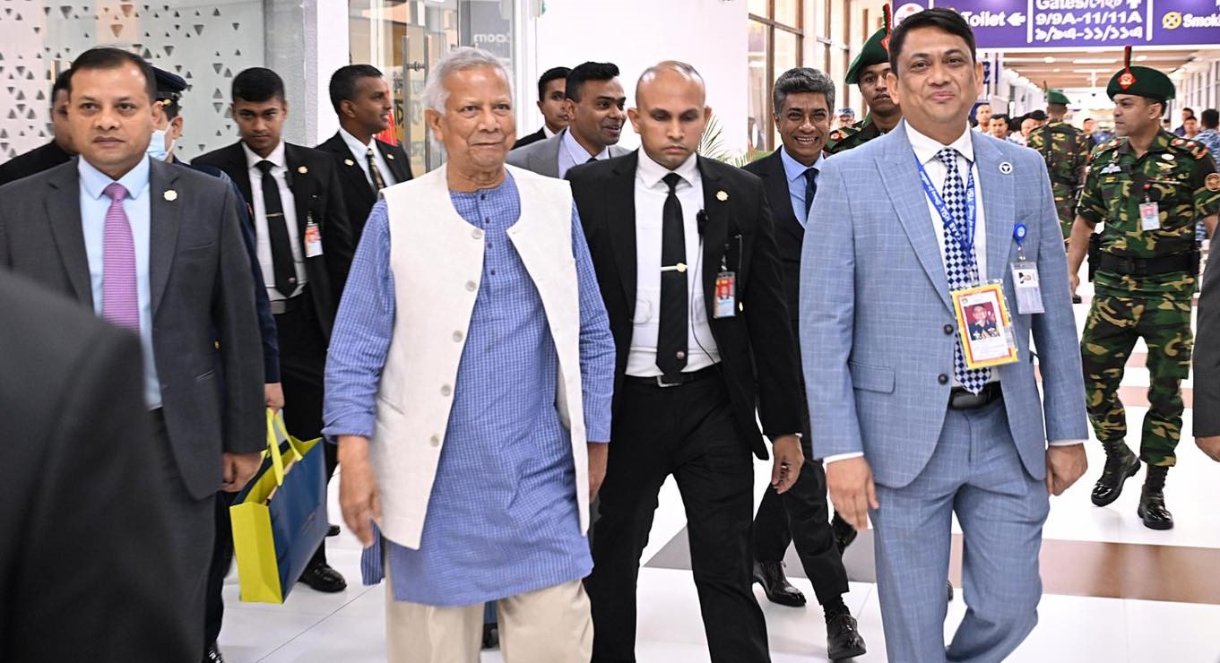 যুক্তরাজ্য সফর শেষে দেশে ফিরলেন প্রধান উপদেষ্টা ড. ইউনূস