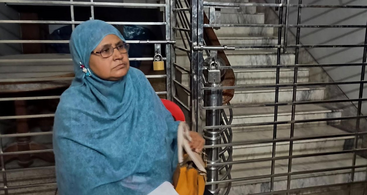 গেটে তালা মেরে বৃদ্ধা মাকে বাড়িতে ঢুকতে দিলেন না ছেলে