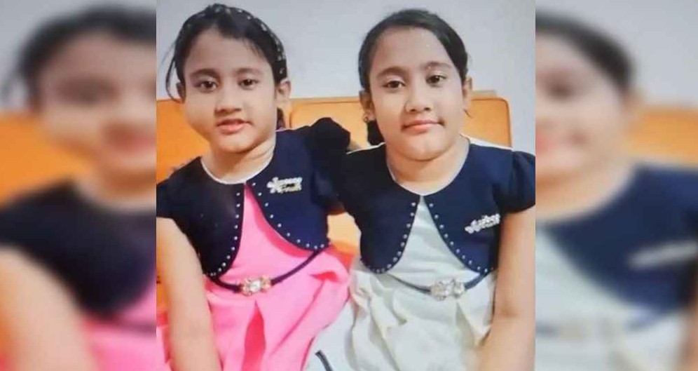 যন্ত্রণায় কাতরাচ্ছে যমজ দুই বোন