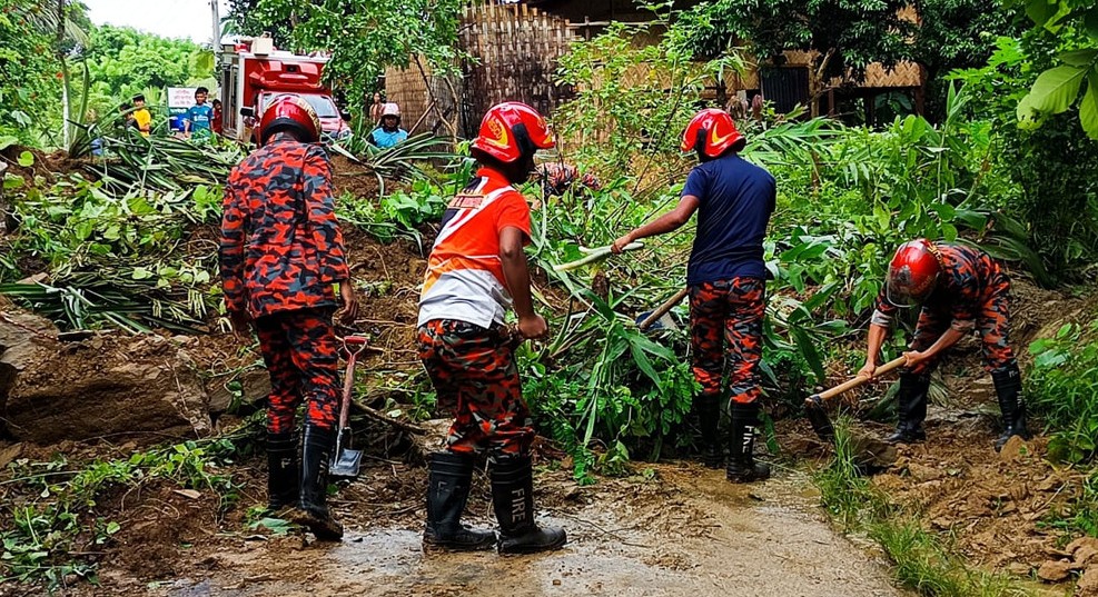 পাহাড়ধসে সাজেকের যোগাযোগ বন্ধ, আটকা ৪২৫ পর্যটক