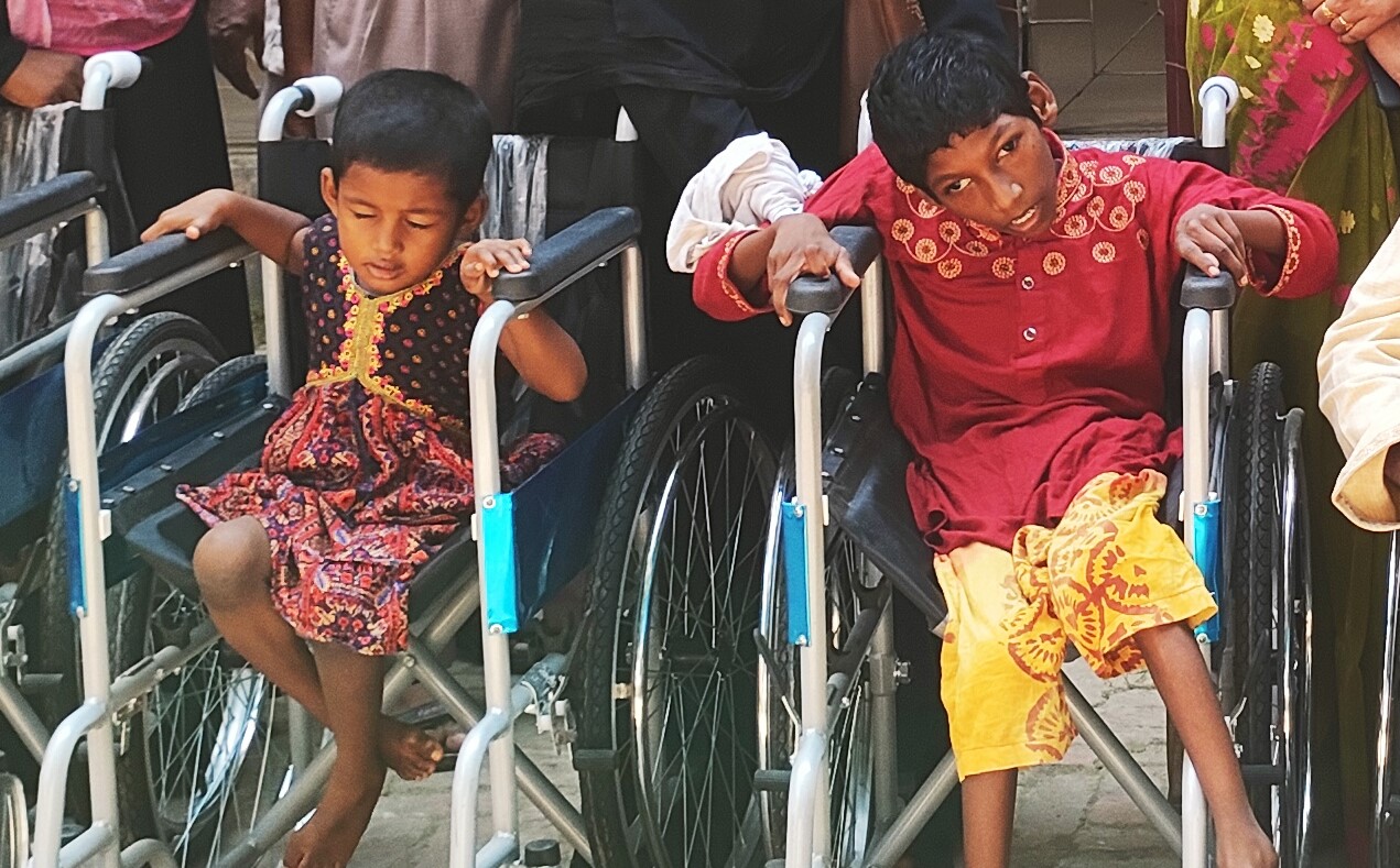 ঝিকরগাছায় প্রতিবন্ধীদের মাঝে হুইলচেয়ার বিতরণ