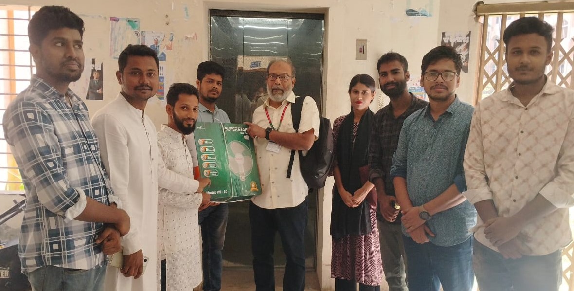 শিক্ষার্থীদের লিফটের জন্য ভিসির হাতে ফ্যান হস্তান্তর 