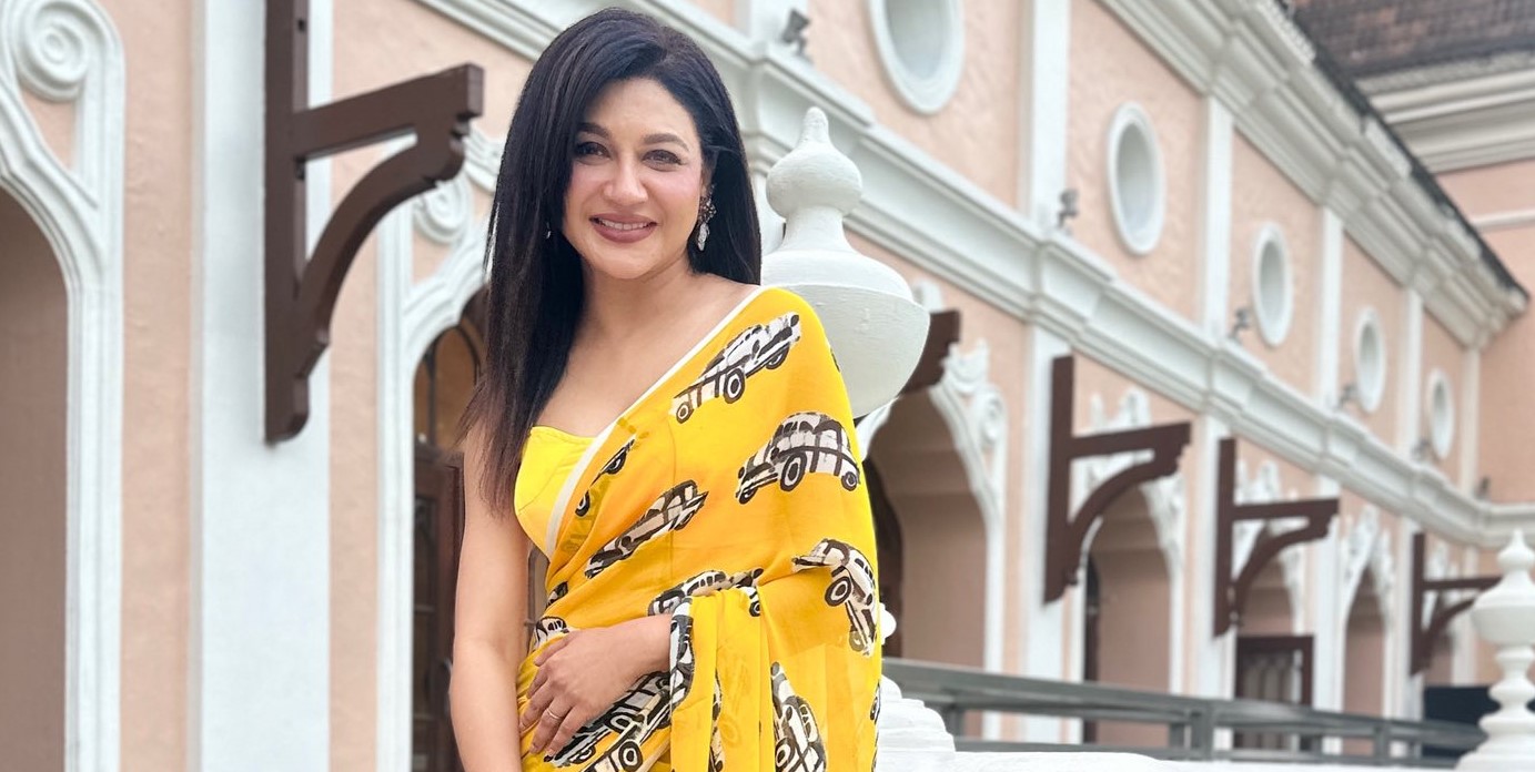 হলুদ শাড়িতে রূপের মায়া ছড়াচ্ছেন জয়া আহসান