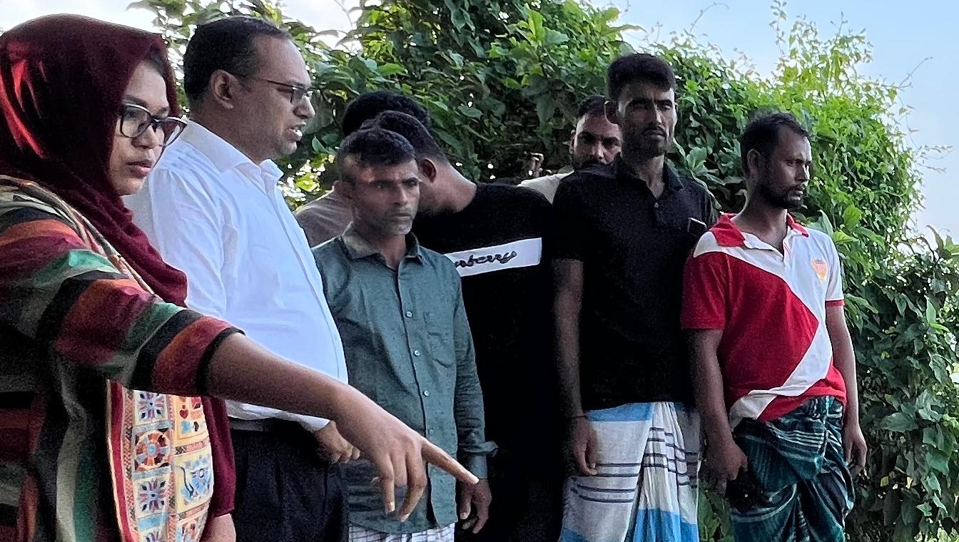 বাঞ্ছারামপুরে নদী দখল করে মাছ শিকার