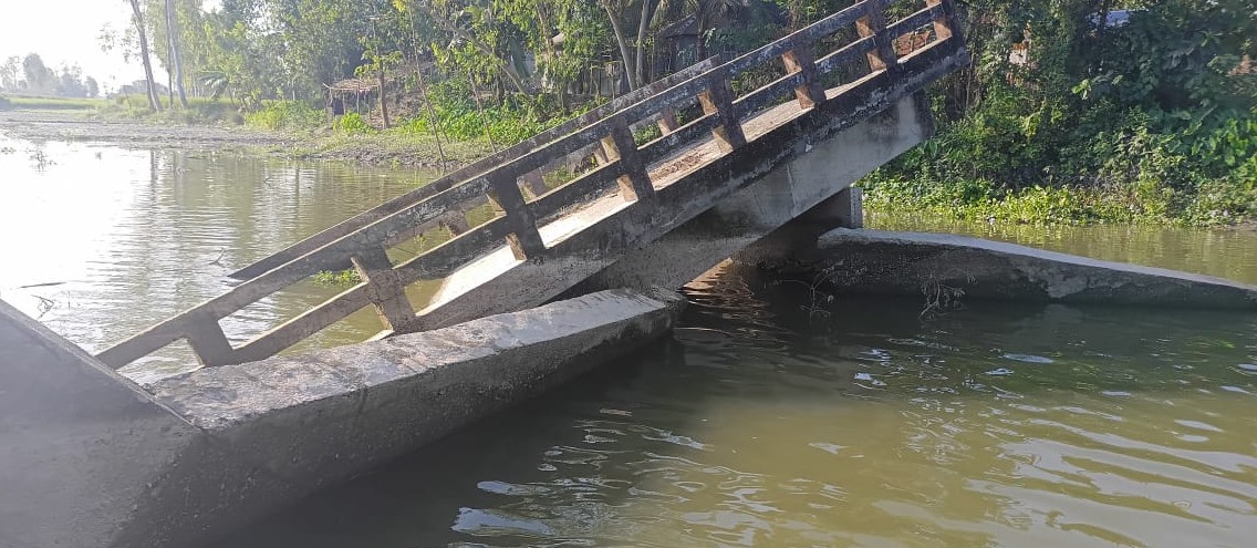 অনিয়মে ধসে যাওয়া সেতুতে সাত বছর ধরে ভোগান্তি স্থানীয়দের 