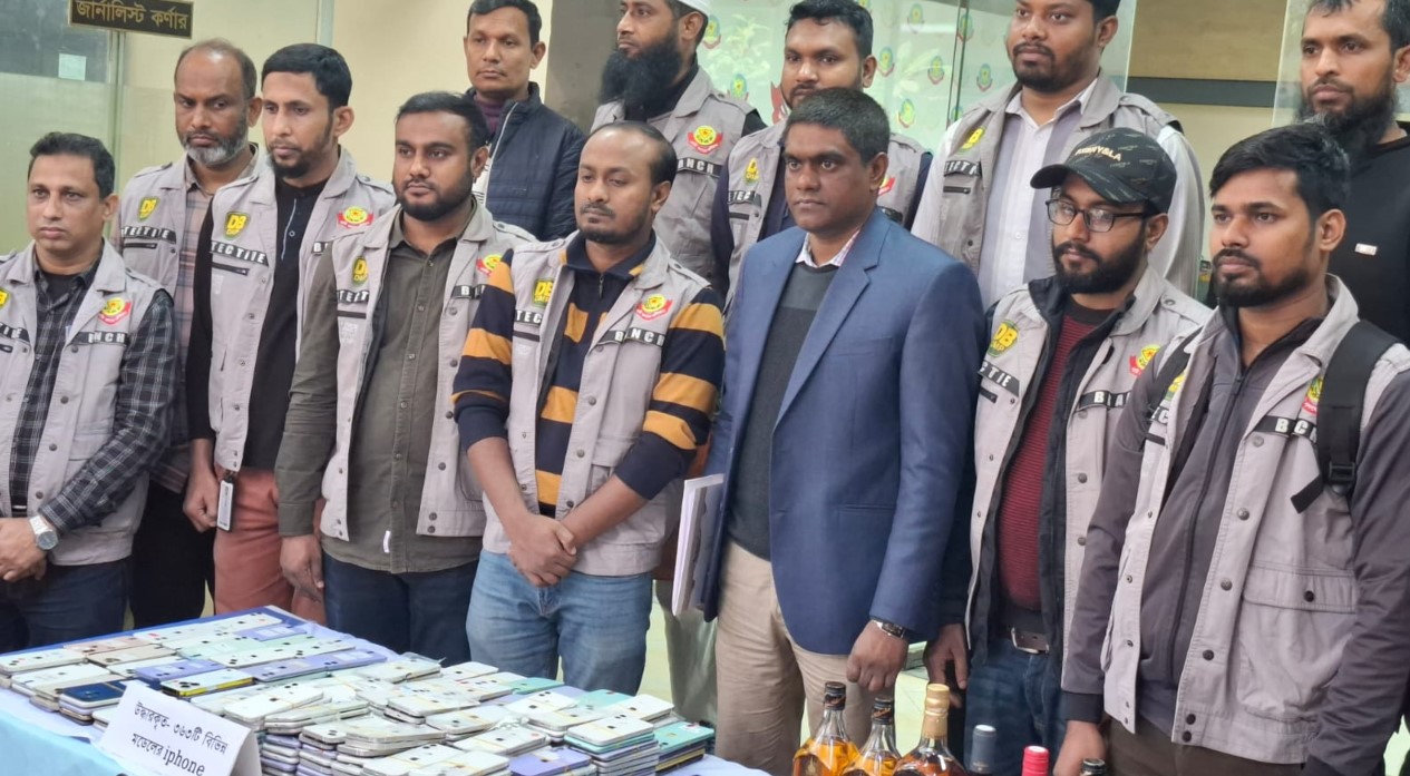 চীনা নাগরিকের হাত ধরে ঢাকায় অবৈধ আইফোন কারখানা