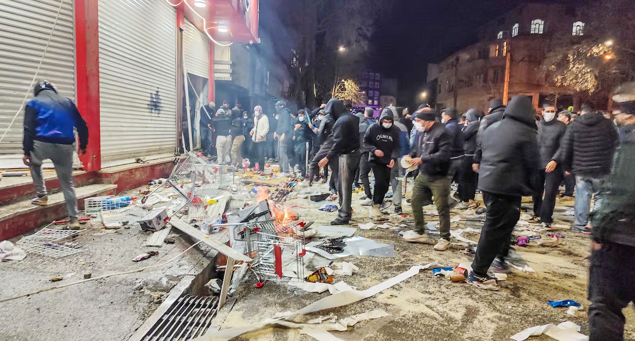 বিক্ষুব্ধ ইরানে নিহত বেড়ে ৪৫