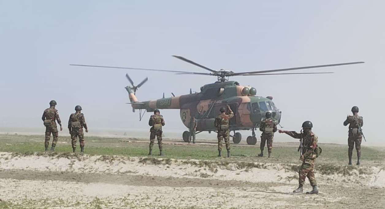 চিলমারীর দুর্গম চরাঞ্চলে সেনাবাহিনীর মহড়া