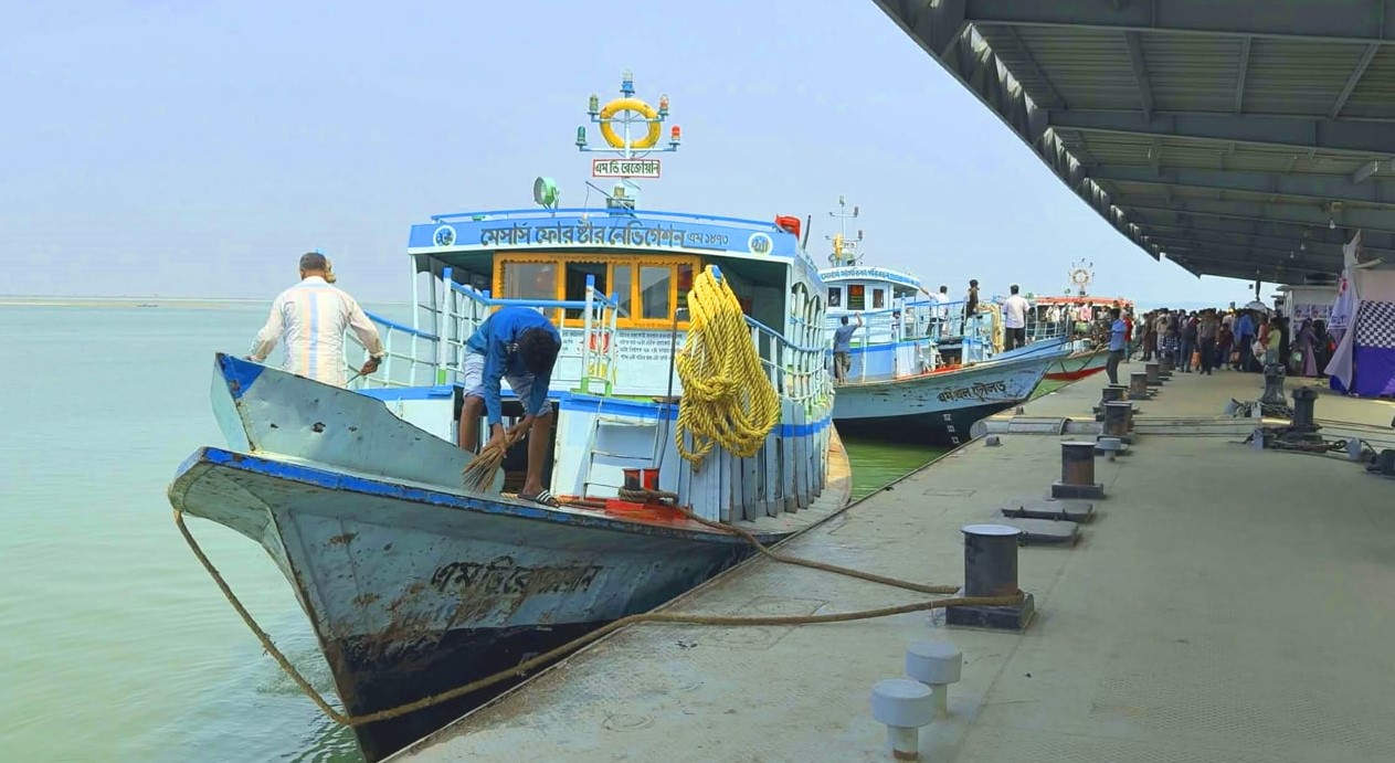 তেলবাহী জাহাজের সঙ্গে লঞ্চের সংঘর্ষ, আহত ১০