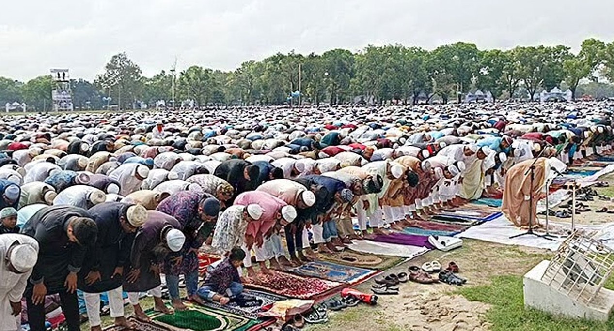 দিনাজপুর গৌর-এ-শহীদ ময়দানে লাখো মুসল্লির ঈদের নামাজ আদায়