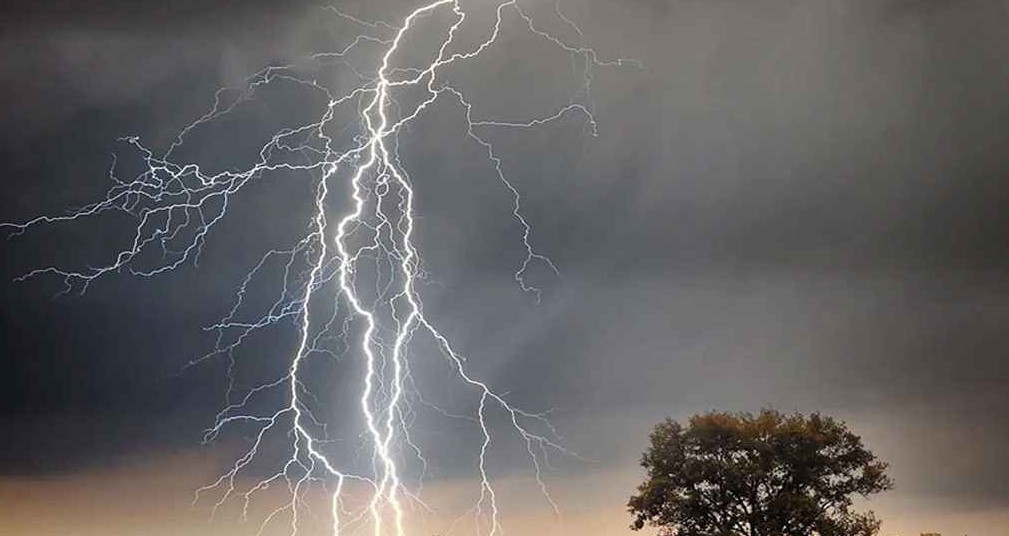 সারাদেশে বজ্রপাতে ১২ জনের মৃত্যু