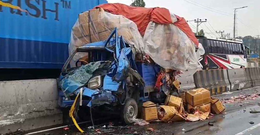ঢাকা-টাঙ্গাইল মহাসড়কে ট্রাক-পিকআপ সংঘর্ষ, নিহত ২