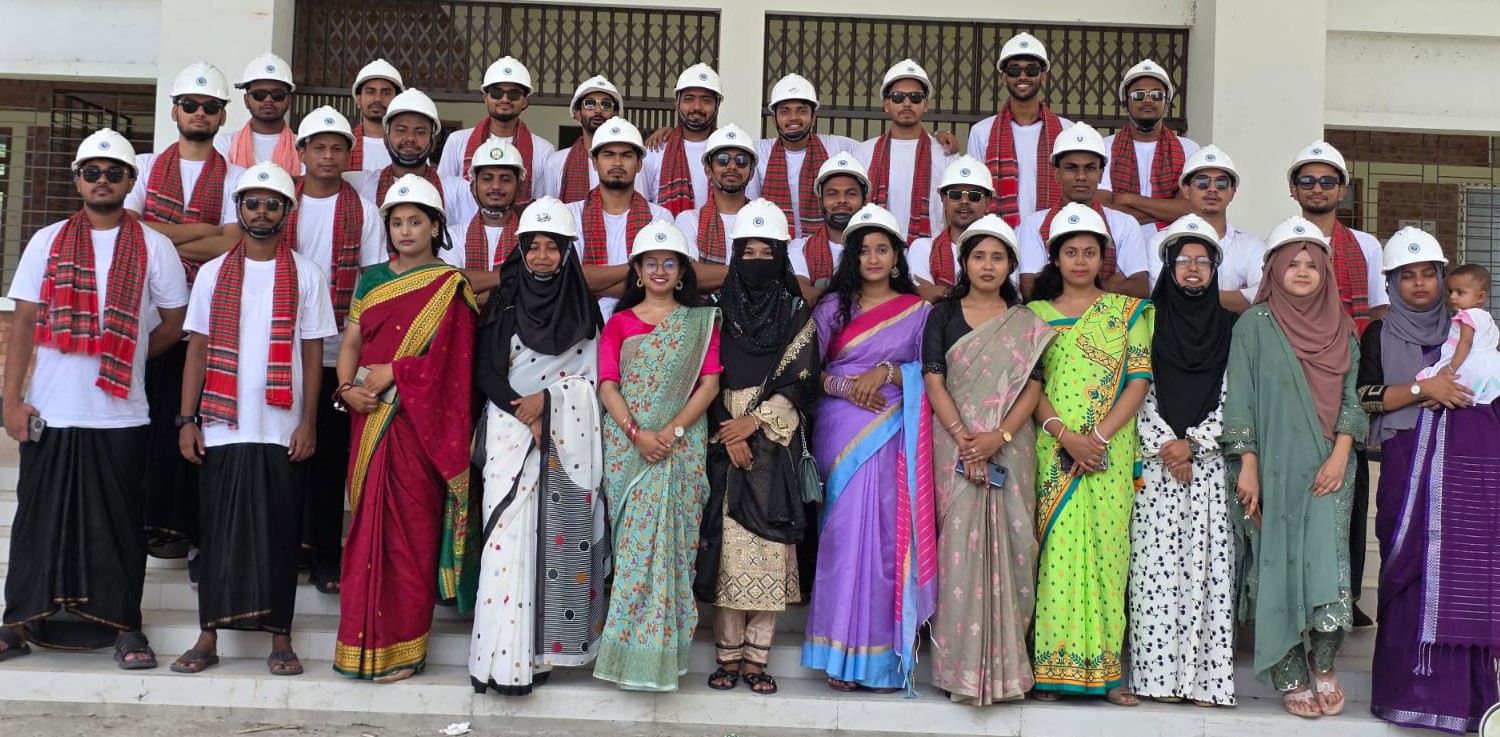 লুঙ্গি-গেঞ্জি গামছা আর মাথায় হেলমেট পরে শেষ ক্লাস উদ্যাপন
