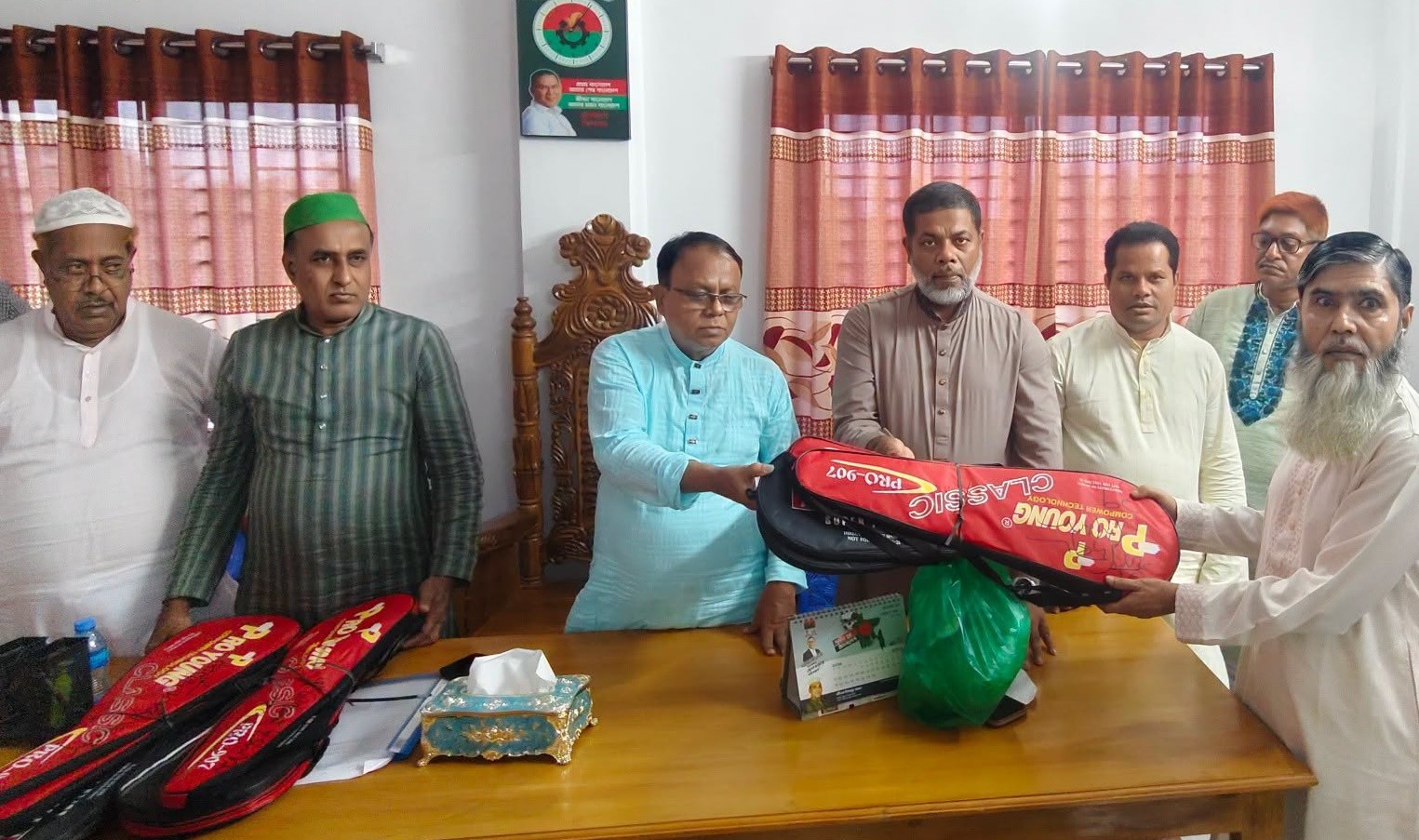 হোমনায় শিক্ষাপ্রতিষ্ঠানে ক্রীড়া সামগ্রী বিতরণ