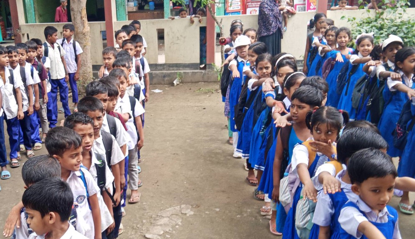 ফিরছে অনলাইন ক্লাস, কমে যাচ্ছে সাপ্তাহিক ছুটি