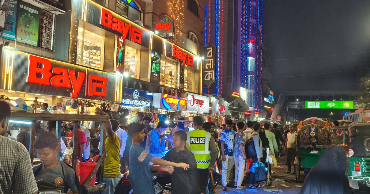 ঈদ কেনাকাটায় নিউমার্কেট-এলিফ্যান্ট রোডে উপচে পড়া ভিড়