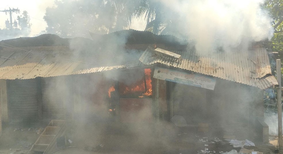 মান্দায় আগুনে পুড়ে ১৪ দোকান ছাই