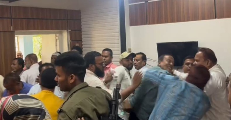 সুজানগরে ইউএনওর সামনেই ৪ জামায়াত নেতাকে গণপিটুনি
