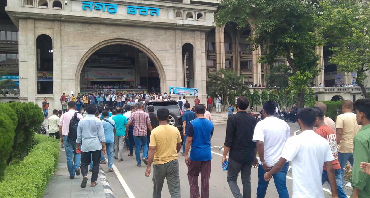 আবারও নগর ভবনে ইশরাক হোসেন