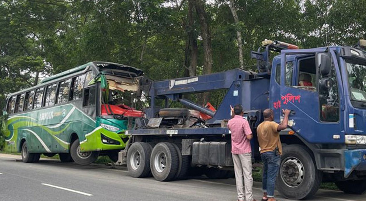 গোপালগঞ্জে ৪ যানবাহনের সংঘর্ষ, পুলিশ সদস্যসহ নিহত ২