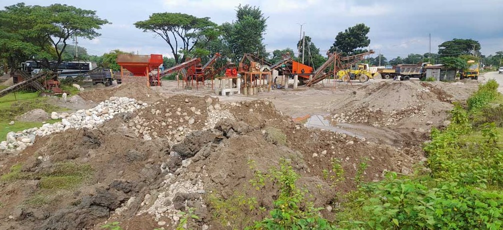 লুটের পাথর মাটি দিয়ে ঢাকছেন ব্যবসায়ীরা