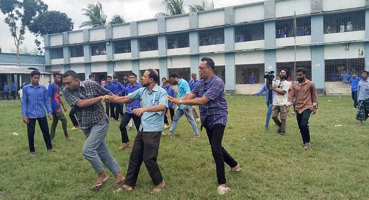 বিদ্যালয় থেকে শিক্ষককে টেনে হিঁচড়ে বের করলেন ইউপি সদস্য