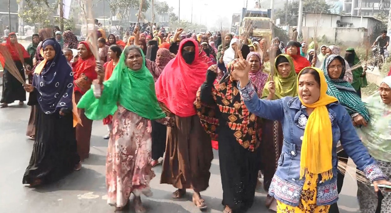 কুষ্টিয়ায় আমির হামজার বিরুদ্ধে ঝাড়ু মিছিল