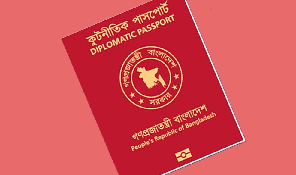 লাল পাসপোর্ট জমা দিয়েছেন যে ১৩ উপদেষ্টা